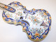 -GEO MARTEL GRAND VIOLON EN FAIENCE POLYCHROME DECOR ROUENNAIS XXe - Desvres (FRA)