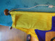 Grand Drapeau Vertical Ukrainien En Tissu Monté Sur Hampe Bois - Drapeaux