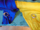 Delcampe - Grand Drapeau Vertical Ukrainien En Tissu Monté Sur Hampe Bois - Flags