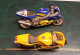 LOT 2 MOTOS De COURSE 1/18 SUSUKI Et DUCATI Pour Jouer Ou Réparer (elle Roulent) Plastique & Métal - Motorcycles