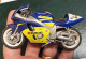 Delcampe - LOT 2 MOTOS De COURSE 1/18 SUSUKI Et DUCATI Pour Jouer Ou Réparer (elle Roulent) Plastique & Métal - Motorcycles