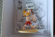 Delcampe - FIGURINE BD De 2002 PIXI N° 4232 : ASTERIX & OBELIX - Astérix Aux Jeux Olympiques Brandissant La Pancarte GAULE - Astérix & Obélix