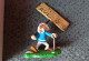 Delcampe - FIGURINE BD De 1998 PIXI N° 4206 : ASTERIX & OBELIX - AGECANONIX Pancarte Tous Avec Moi (pour La Retraite !) - Asterix & Obelix