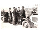 Delcampe - 2 Gdes Photos Orig. Maroc Ou Algérie, Hommes & Gendarme En Uniforme Renault Vivasix Cabriolet (1927-1930) & Autre Auto - Cars