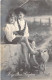 PAQUES - Jeune Garçon Qui Prend Une Jeune Fille Dans Ses Bras - Mouton - Heureuses Paques - Carte Postale Ancienne - Pâques