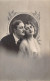 COUPLES - Homme Tient Sa Femme Par La Taille  - Carte Postale Ancienne - Coppie