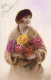 SAINTE CATHERINE - Femme Avec Son Manteau Et Son Chapeau Tient Un Bouquet De Fleur - Carte Postale Ancienne - Sint Catharina