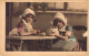 ENFANTS - Enfants - Filles - Chats - Carte Postale Ancienne - Groepen Kinderen En Familie