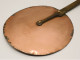 Delcampe - -ANCIEN COUVERCLE DE CASSEROLE XIXe CUIVRE POIGNEE Métal DECO CUISINE    E - Coppers