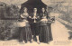 FOLKLORE -TYPES Des Pyrénées - Le Parapluie De Famille - Carte Postale Ancienne - Vestuarios