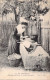 FOLKLORE - En Provence - Arlésienne Au Lavoir En Coiffure Du Matin - Carte Postale Ancienne - Vestuarios