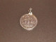 TC28 / Collier , Pendentif HALF PENNY 1966 Tranche Lisse  Effigie Droite De La Reine Elisabeth II TTB - A Identifier