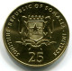 25 SHILLINGS 2001 SOMALIA UNC Soccer Player Coin #W11229.U - Somalië