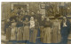 Carte Photo Groupe De Femmes Avec  Hommes.. - Personnes Anonymes