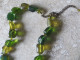 Collier Fantaisie Vintage Avec Perles Vertes Reflet Moiré Rose Mauve Forme Type Cailloux Résine Ou Plastique - Ethniques