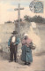 FOLKLORE - Costumes - Types Auvergnats Devant Un Calvaire -  Carte Postale Ancienne - Costumes