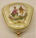 Delcampe - -JOLIE ANCIENNE BOITE BONBONNIERE PORCELAINE LIMOGES Marquis Marquise 3 Pieds  E - Limoges (FRA)