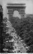 15 PARIS (75) Les Champs-Elysées Vers I'Arc De Triomphe - Automobiles -  Éditions CHANTAL  - Arc De Triomphe