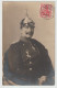 CARTE PHOTO ECRITE EN 1907 DE MAINZ ( MAYENCE )  SOLDAT ALLEMAND AVEC UN CASQUE A POINTE - UNIFORME ET DECORATIONS - - Uniformes