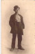 Carte Photo - Jeune Homme Au Chapeau En Pantalon à Bretelle - Bords Dentelés  -  Carte Postale Ancienne - Fotografia