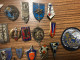 Delcampe - Env. 142 INSIGNES INSIGNE MILITAIRE DRAGO FRAISSE PINS TROUPES ARMEE COLLECTION LOT - Autres & Non Classés