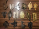 Delcampe - Env. 142 INSIGNES INSIGNE MILITAIRE DRAGO FRAISSE PINS TROUPES ARMEE COLLECTION LOT - Autres & Non Classés