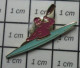 611b Pin's Pins / Beau Et Rare / THEME : SPORTS / CANOE KAYAK COULEUR VERT D'EAU ET RAMEUR COULEUR CASSIS !! - Kanu