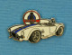 Delcampe - 1 PIN'S //  ** L'" AC COBRA " VOITURE DE SPORT / 1960-1970 / MOTEUR V8 BOITE MANU 4 RAPPORTS FORD USA ** . (23/25) - Ford