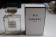 Lot De 2 Flacons Vides De Parfum : "N5" De Chanel Et "Cristalle Eau Verte" De Chanel - Bottles (empty)