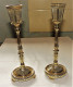 ANCIENNE PAIRE DE BOUGEOIRS EN BRONZE DORE CISELE PROPRES TBE VOIR DETAILS - Candelabri E Candelieri