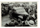 Photo  :  Voiture Devant La Foule , Modèle ?  . Reproduction De 2009 . - Automobile