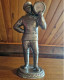 Statuette En ETAIN - Homme Portant Un Tonneau - Décoration Hauteur 33 Cm - Poinçon Tête De Roi F C - Vers 1970 - Tins