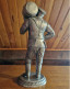 Statuette En ETAIN - Homme Portant Un Tonneau - Décoration Hauteur 33 Cm - Poinçon Tête De Roi F C - Vers 1970 - Estaño