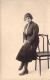 PHOTOGRAPHIE - Femme Brune - Manteau - Chaise - Carte Postale Ancienne - Photographie