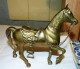 SCULPTURE SUPERBE CHEVAL AVEC SA SELLE  CISELEE EN LAITON TBE - Andere & Zonder Classificatie