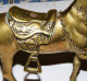 SCULPTURE SUPERBE CHEVAL AVEC SA SELLE  CISELEE EN LAITON TBE - Andere & Zonder Classificatie