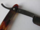 RASOIR-COUPE CHOU-VERS 1950 FAYEL Paris-Lame N° 7-CHASSE-Brune-Transparente- MATIERE BAKELITE ?-BEe/Etui - Accessoires