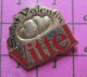 716b Pin's Pins / Beau Et Rare /  BOISSONS / SAINT VALENTIN VITTEL EAU MINERALE 2 COEURS METAL JAUNE - Badminton