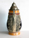 ANCIENNE GRANDE CHOPE DE BIERE ALLEMANDE En GRES EMAILLÉ PERSONNAGE FESTIF 1L 26cm / ANTIQUE GLASS BIER BEER (2006.13) - Vasos