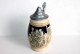 ANCIEN GRAND CHOPE DE BIERE ALLEMANDE En GRES EMAILLÉ PERSONNAGE MONTAGNARD 70cl / ANTIQUE GLASS BIER BEER (2006.15) - Vasos