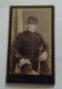 PETIT CDV   XIX E - PHOTOGRAPHIE ORIGINALE  SOUS-OFFICIER DU 28 E REGIMENT D'INFANTERIE AVEC SON EPEE - SAINT-MAIXENT - War, Military