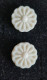 Autres Collections - BOUTONS - 2 Boutons Blancs En Pate De Verre En Forme De Rosace  De 22mm Environ - Boutons