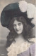 FANTAISIE - Femme Avec Un Un Chapeau à Plumes Blanches - Longs Cheveux - Carte Postale Ancienne - Women