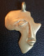 Beau Pendentif Représentant L'Afrique Avec Un Visage - Bronze En Cire Perdue - Ethnisch