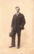 CARTE PHOTO - Jeune Homme Dans Un Costume 3 Pièces Tenant Un Chapeau - Carte Postale Ancienne - Fotografie