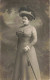 Carte Photo - Photographie - Femme Portant Un Chapeau à Fleurs Et Une Cane- Carte Postale Ancienne - Fotografia