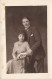CARTE PHOTO - Portrait D'un Jeune Couple - Femme Sur Une Chaise - Carte Postale Ancienne - Couples