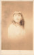 CARTE PHOTO - Portrait - Buste D'une Jeune Femme Avec Une Frange - Anglaises - Carte Postale Ancienne - Ritratti