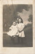 CARTE PHOTO - Portrait De Deux Sœurs - Petites Filles - Carte Postale Ancienne - Gruppi Di Bambini & Famiglie