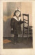 CARTE PHOTO - Petite Fille Avec Un Ruban Dans Les Cheveux - Chaise - Carte Postale Ancienne - Ritratti